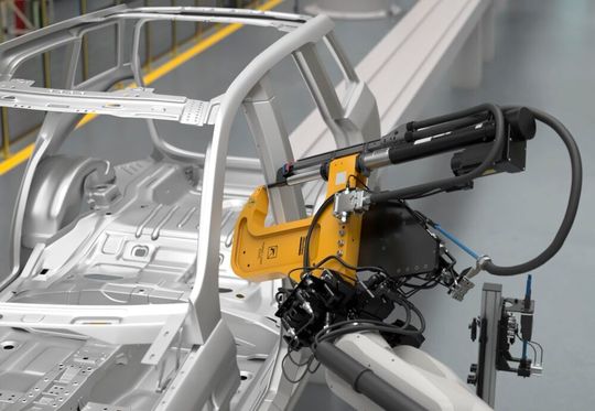 Das Stanznieten ist eine der wichtigsten mechanischen Verbindungsmethoden im Karosserierohbau, sagt Atlas Copco. Mit einem neu entwickelten, schmaleren Mundstück klappt das jetzt auch an Flanschen, die nur 14 mm schmal sind, heißt es. Das Stanznieten ist eine der wichtigsten mechanischen Verbindungsmethoden im Karosserierohbau, sagt Atlas Copco. Mit einem neu entwickelten, schmaleren Mundstück klappt das jetzt auch an Flanschen, die nur 14 mm schmal sind, heißt es.