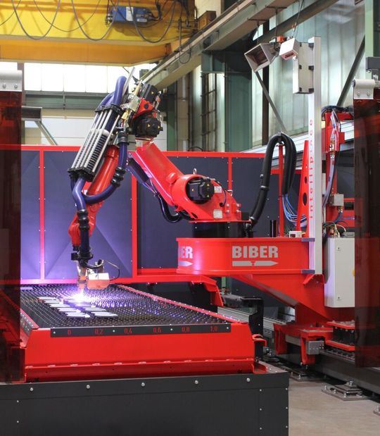 Beim Baumaschinenausrüster Lenhoff Hartstahl unterstützt seit Ende letzten Jahres dieses Plasma-Roboterschneidsystem Biber von ERL Automation die Abwicklung der Aufträge in Sachen Schweißnahtvorbereitung. Das System gehört zur neuesten Generation der Biber-Maschinen, heißt es. Ergänzt wird der Maschinenpark jetzt durch eine schallgeschützte Portalschneidanlage des Typs erlcut-silence. Beim Baumaschinenausrüster Lenhoff Hartstahl unterstützt seit Ende letzten Jahres dieses Plasma-Roboterschneidsystem Biber von ERL Automation die Abwicklung der Aufträge in Sachen Schweißnahtvorbereitung. Das System gehört zur neuesten Generation der Biber-Maschinen, heißt es. Ergänzt wird der Maschinenpark jetzt durch eine schallgeschützte Portalschneidanlage des Typs erlcut-silence.