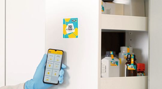Merck ist nach eigenen Angaben das erste Unternehmen, das RFID-Etiketten (Radio Frequency Identification) anbietet, mit denen offene Daten automatisch registriert und Ablaufdaten berechnet werden.