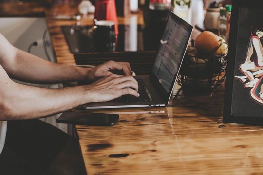 Der eigentliche Verkaufsprozess vom Angebot bis zur B2B-spezifischen Abrechnung und Bezahlung ist auf der B2B-Plattform vollständig digitalisiert und damit automatisiert, was es der systerra Computer GmbH ermöglicht, zusätzliche Volumina problemlos zu stemmen. Der eigentliche Verkaufsprozess vom Angebot bis zur B2B-spezifischen Abrechnung und Bezahlung ist auf der B2B-Plattform vollständig digitalisiert und damit automatisiert, was es der systerra Computer GmbH ermöglicht, zusätzliche Volumina problemlos zu stemmen.