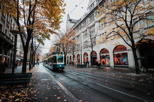 Während vor knapp zwei Wochen noch die Welt stillstand, kehrt langsam wieder Normalität in vielen Betrieben ein. Während vor knapp zwei Wochen noch die Welt stillstand, kehrt langsam wieder Normalität in vielen Betrieben ein.