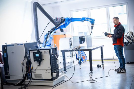 Beim automatisierten Schweißen spielen die Vorbereitung und die anschließende Kontrolle eine wichtige Rolle, sagt EWM. Auch die lückenlose Dokumentation und damit umfassende Qualitätssicherung in Sachen Produkthaftung gehören zu den Anforderungen des Roboterschweißens der Zukunft. Ein digitales Schweißdatenmanagement von EWM räumt im Hinblick darauf nun einige Hürden smart aus dem Weg, heißt es. Beim automatisierten Schweißen spielen die Vorbereitung und die anschließende Kontrolle eine wichtige Rolle, sagt EWM. Auch die lückenlose Dokumentation und damit umfassende Qualitätssicherung in Sachen Produkthaftung gehören zu den Anforderungen des Roboterschweißens der Zukunft. Ein digitales Schweißdatenmanagement von EWM räumt im Hinblick darauf nun einige Hürden smart aus dem Weg, heißt es.