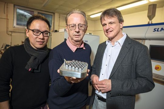 An der Universität des Saarlandes werden 3D-Druck und elektrochemisches Abtragen für hochpräzise Bauteile kombinieren. Professor Dirk Bähre (r.), der Forscher Shiqi Fang (l.) und der technische Mitarbeiter Stefan Wilhelm (Mitte). An der Universität des Saarlandes werden 3D-Druck und elektrochemisches Abtragen für hochpräzise Bauteile kombinieren. Professor Dirk Bähre (r.), der Forscher Shiqi Fang (l.) und der technische Mitarbeiter Stefan Wilhelm (Mitte).