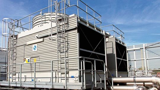 Kühltürme bieten optimale Bedingungen für Keime – darum unterstützen Firmen wie LDT Dosiertechnik aus Hamburg Anlagenbetreiber mit Know-how und Lösungskompetenz bei der Behandlung des Kühlwassers.