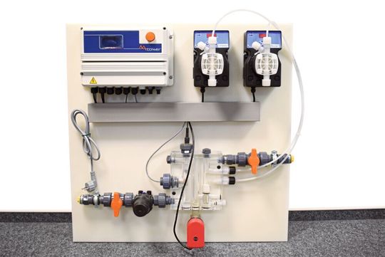 In einer kundenspezifischen Kühlturm­überwachung kommen häufig verschiedene Dosierpumpen in Größe und Leistungen mehrerer Hersteller, Kontrollregler mit einer Reihe von hilfreichen Funktionen und Messparameter sowie zuverlässige Sensorik zusammen.