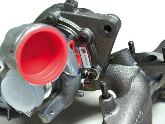 Als Codeträger für die Rumpfgruppe, den ersten komplexen Produktionszustand des Turboladers, hat man sich bei Borg Warner für ein Klebeetikett mit aufgedrucktem 2D-Matrix-Code entschieden. Als Codeträger für die Rumpfgruppe, den ersten komplexen Produktionszustand des Turboladers, hat man sich bei Borg Warner für ein Klebeetikett mit aufgedrucktem 2D-Matrix-Code entschieden.