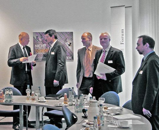 Staatssekretär Dr. Beus im Gespräch mit Jochen Baier; rechts daneben Holger Wosnitza, Dirk Thomas Wagner, Dr. Michael Tschichholz Staatssekretär Dr. Beus im Gespräch mit Jochen Baier; rechts daneben Holger Wosnitza, Dirk Thomas Wagner, Dr. Michael Tschichholz