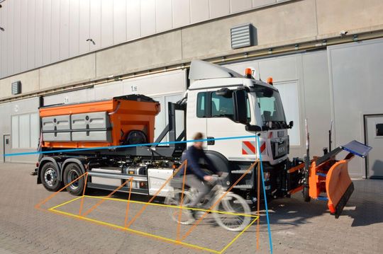 Oftmals ist die Sicht für LKW-Fahrer aufgrund der erheblichen Fahrzeuggröße eingeschränkt. Dies führt zu toten Winkeln, die beim Rangieren die Gefahr einer Kollision bergen. Oftmals ist die Sicht für LKW-Fahrer aufgrund der erheblichen Fahrzeuggröße eingeschränkt. Dies führt zu toten Winkeln, die beim Rangieren die Gefahr einer Kollision bergen.