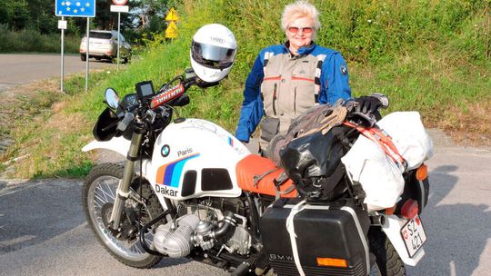 Das ist Mona. Seit mehr als 30 Jahren auf dem Motorrad unterwegs. Das ist Mona. Seit mehr als 30 Jahren auf dem Motorrad unterwegs.