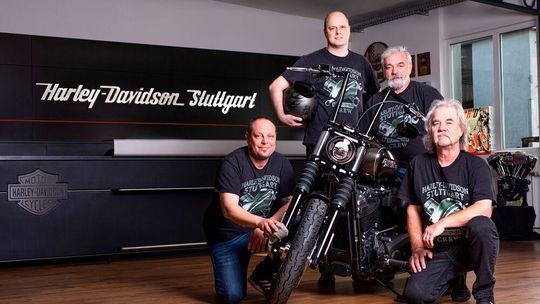 Wachablösung bei Harley-Davidson Stuttgart: die beiden neuen und die beiden alten Geschäftsführer. Wachablösung bei Harley-Davidson Stuttgart: die beiden neuen und die beiden alten Geschäftsführer.