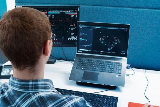 Felix Richter ist der amtierende Champion beim US-Onlinespiel „Terminal“, bei dem es um die Entwicklung intelligenter Algorithmen geht. Felix Richter ist der amtierende Champion beim US-Onlinespiel „Terminal“, bei dem es um die Entwicklung intelligenter Algorithmen geht.