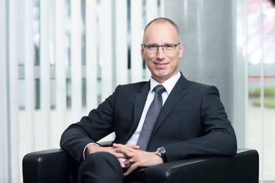 Ulrich Krauss, Vorstandsvorsitzender Analytik Jena: „Die Geschichte der Analytik Jena ist ein gutes Beispiel für Innovation und Fortschritt“. Ulrich Krauss, Vorstandsvorsitzender Analytik Jena: „Die Geschichte der Analytik Jena ist ein gutes Beispiel für Innovation und Fortschritt“.