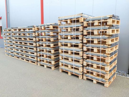 Gestapelte Mehrweg-Boxen: Eine volumenoptimierte Logistikkette führt zu erheblichen Effizienzsteigerungen.