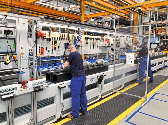 Nord konnte trotz Corona-Beschränkungen seine Lieferfähigkeit aufrecht erhalten. Abtrennungen zwischen den Arbeitsplätzen schützen die Mitarbeiter in der Montage Nord konnte trotz Corona-Beschränkungen seine Lieferfähigkeit aufrecht erhalten. Abtrennungen zwischen den Arbeitsplätzen schützen die Mitarbeiter in der Montage