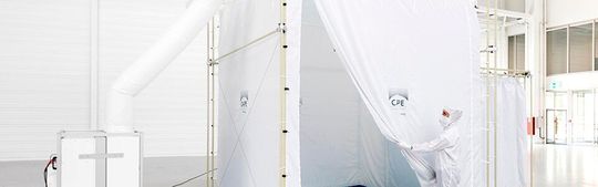Mit dem CAPE-System (Clean And Protective Environment) hat das Fraunhofer-Instituts für Produktionstechnik und Automatisierung IPA ein zeltähnliches Reinraumsystem entwickelt mit dem sich kostengünstig, schnell und flexibel eine Reinraumumgebung herstellen lässt.