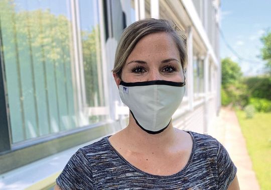 Mit dem Sono-Finishing-Verfahren antimikrobiell und antiviral ausgerüstete Textilen kommen bereits für Mund-Nasen-Masken zum Einsatz. Mit dem Sono-Finishing-Verfahren antimikrobiell und antiviral ausgerüstete Textilen kommen bereits für Mund-Nasen-Masken zum Einsatz.