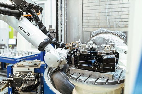 Der Roboter belädt die Fräsmaschine mit Bauteilen, entnimmt diese nach der Bearbeitung und legt sie automatisiert zur Nachbearbeitung ab. Der Roboter belädt die Fräsmaschine mit Bauteilen, entnimmt diese nach der Bearbeitung und legt sie automatisiert zur Nachbearbeitung ab.