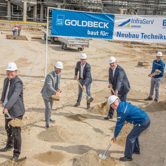 Mit dem symbolischen Spatenstich erfolgte am 3. Juni der Baubeginn des neuen Lehrtechnikums für die Bildungsakademie Inn-Salzach (BIT Gendorf) im Chemiepark Gendorf. Mit dem symbolischen Spatenstich erfolgte am 3. Juni der Baubeginn des neuen Lehrtechnikums für die Bildungsakademie Inn-Salzach (BIT Gendorf) im Chemiepark Gendorf.