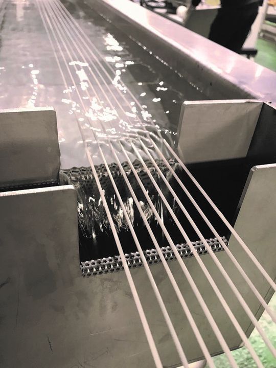 Langfaserverstärkte Thermoplaste als Granulat (LFT-Granulat) zum Spritzgießen oder Extrudieren sind etwa dann von Vorteil, wenn die daraus hergestellten Bauteile besonders robust und dennoch leicht und zudem recycelbar sein sollen. Langfaserverstärkte Thermoplaste als Granulat (LFT-Granulat) zum Spritzgießen oder Extrudieren sind etwa dann von Vorteil, wenn die daraus hergestellten Bauteile besonders robust und dennoch leicht und zudem recycelbar sein sollen.