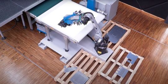 Software von Lantek steuert in der Sortier-Einheit der Stanzlinien von Euromac den Roboter Kuka KR 10. Software von Lantek steuert in der Sortier-Einheit der Stanzlinien von Euromac den Roboter Kuka KR 10.
