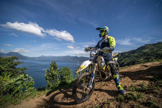 Die Off-Road Serie eignet sich durch den hohen Netzgewebe-Anteil besonders für heiße Bedingungen. Die Off-Road Serie eignet sich durch den hohen Netzgewebe-Anteil besonders für heiße Bedingungen.