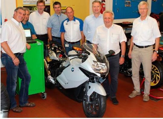 Die BMW-Delegation besucht die Vertreter der Berufsschule in der Werkstatt in Straubing. Die BMW-Delegation besucht die Vertreter der Berufsschule in der Werkstatt in Straubing.