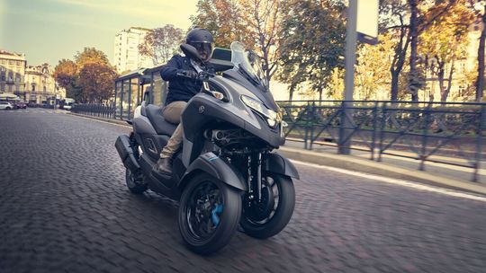 Wendig und fahrstabil zugleich: der neue Dreirad-Roller Tricity 300 von Yamaha. Wendig und fahrstabil zugleich: der neue Dreirad-Roller Tricity 300 von Yamaha.