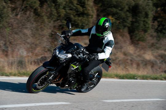 An der grundlegenden Konzeption wurde nicht gerüttelt, die Z900 des Jahrgangs 2020 ist nach wie vor ein stabiles, flinkes und unkompliziertes Motorrad. An der grundlegenden Konzeption wurde nicht gerüttelt, die Z900 des Jahrgangs 2020 ist nach wie vor ein stabiles, flinkes und unkompliziertes Motorrad.