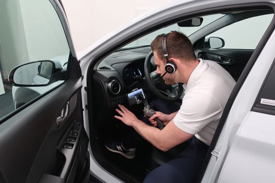 Im Innenraum der Modelle kommt die bewegliche Handheld-Kamera zum Einsatz. Im Innenraum der Modelle kommt die bewegliche Handheld-Kamera zum Einsatz.