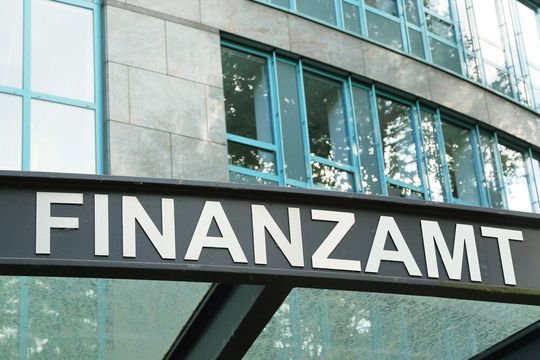 Normalerweise muss man an das Finanzamt Geld zahlen, in der Krise kann man aber auch von hier Kapital zurückholen. Normalerweise muss man an das Finanzamt Geld zahlen, in der Krise kann man aber auch von hier Kapital zurückholen.