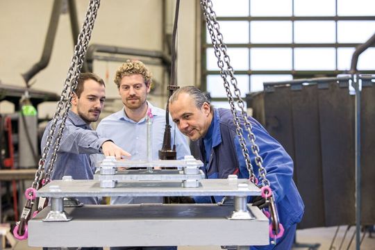 Die Betriebssicherheitsverordnung sieht vor, nach sicherheitsrelevanten Veränderungen der Arbeitsbedingungen einschließlich der Änderung von Arbeitsmitteln die Gefährdungsbeurteilung zu aktualisieren und bei Bedarf die Schutzmaßnahmen anzupassen. Die Betriebssicherheitsverordnung sieht vor, nach sicherheitsrelevanten Veränderungen der Arbeitsbedingungen einschließlich der Änderung von Arbeitsmitteln die Gefährdungsbeurteilung zu aktualisieren und bei Bedarf die Schutzmaßnahmen anzupassen.