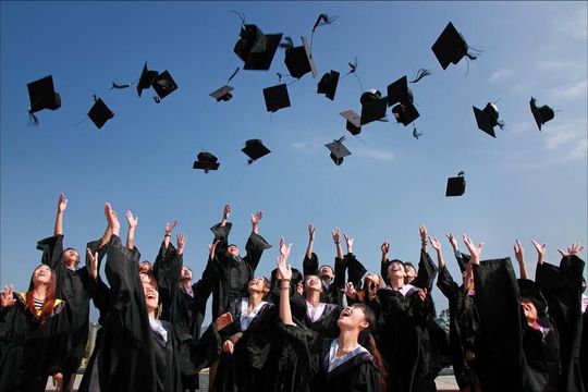 Die besten Bachelor- und Masterarbeiten rund um die Zukunft der Gesundheitsversorgung werden mit dem Nachwuchspreis der DMEA ausgezeichnet. Die besten Bachelor- und Masterarbeiten rund um die Zukunft der Gesundheitsversorgung werden mit dem Nachwuchspreis der DMEA ausgezeichnet.