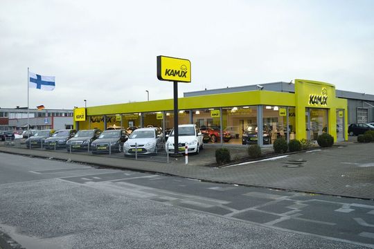 Kaum zu übersehen: Die Kamux-Filialen, wie hier am Standort Elmshorn, fallen durch ihre grellgrünen Fassaden auf. Kaum zu übersehen: Die Kamux-Filialen, wie hier am Standort Elmshorn, fallen durch ihre grellgrünen Fassaden auf.