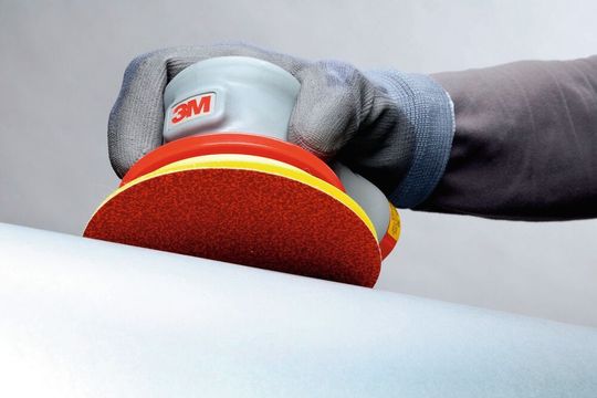 Die 3M Cubitron II Hookit Papierscheiben 950U sollen das Zusetzen des Schleifmittels vermeiden. Die 3M Cubitron II Hookit Papierscheiben 950U sollen das Zusetzen des Schleifmittels vermeiden.