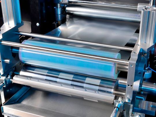 Das Rolle-zu-Rolle-Verfahren eignet sich sehr gut zur strukturierten Oberflächenfunktionalisierung von Kunststofffolien. Daraus können Microarrays hergestellt werden. Das Netzwerk R2RNet bündelt jetzt die Expertise dafür, informiert das Fraunhofer-Institut für angewandte Polymerforschung (IAP). Das Rolle-zu-Rolle-Verfahren eignet sich sehr gut zur strukturierten Oberflächenfunktionalisierung von Kunststofffolien. Daraus können Microarrays hergestellt werden. Das Netzwerk R2RNet bündelt jetzt die Expertise dafür, informiert das Fraunhofer-Institut für angewandte Polymerforschung (IAP).