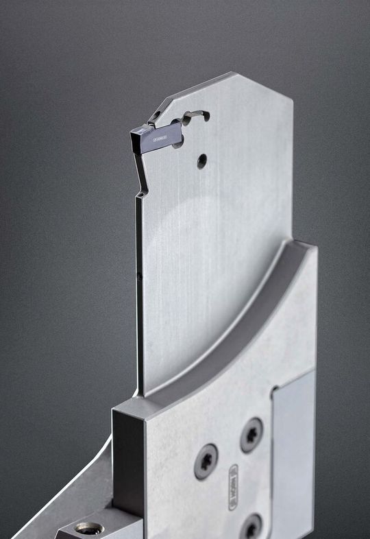 New holder variants achieve high cutting values and shorter machining times when parting off along the Y-axis. New holder variants achieve high cutting values and shorter machining times when parting off along the Y-axis.