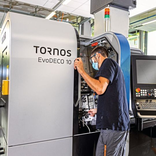 Une fantastique EvoDeco 10 en fonction au sein des ateliers Hamilton, une machine offrant des solutions d’usinage dotées d'une flexibilité exceptionnelle. Une fantastique EvoDeco 10 en fonction au sein des ateliers Hamilton, une machine offrant des solutions d’usinage dotées d'une flexibilité exceptionnelle.