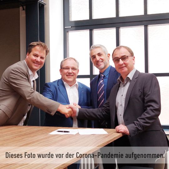Haben eine Kooperation für nachhaltige Energiekonzepte für Kühltrailer vereinbart: (v. li.) Thore Bakker und Dr. Markus Kliffken von BPW zusammen mit Francesco Incalza und Bernd Lipp von Thermo King. Haben eine Kooperation für nachhaltige Energiekonzepte für Kühltrailer vereinbart: (v. li.) Thore Bakker und Dr. Markus Kliffken von BPW zusammen mit Francesco Incalza und Bernd Lipp von Thermo King.
