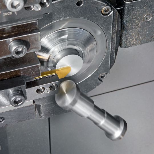 Für die Fälle, in denen die Bearbeitungstiefe der Swisscut Innoval Linie nicht ausreicht, hat Iscar seine neue Swisscut XL-Linie auf den Markt gebracht, mit einer Einstechtiefe von bis zu zehn Millimetern. Für die Fälle, in denen die Bearbeitungstiefe der Swisscut Innoval Linie nicht ausreicht, hat Iscar seine neue Swisscut XL-Linie auf den Markt gebracht, mit einer Einstechtiefe von bis zu zehn Millimetern.