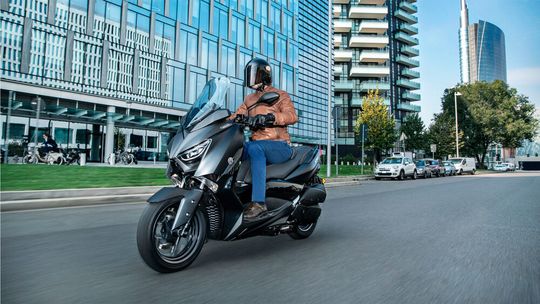 Der Trend zur Individualmobilität in Corona-Zeiten beschert der Branche einen Boom bei den 125er-Leichtkrafträdern und -Leichtkraftrollern sowie bei den Kraftrollern. Im Bild Yamahas X-Max 300. Der Trend zur Individualmobilität in Corona-Zeiten beschert der Branche einen Boom bei den 125er-Leichtkrafträdern und -Leichtkraftrollern sowie bei den Kraftrollern. Im Bild Yamahas X-Max 300.