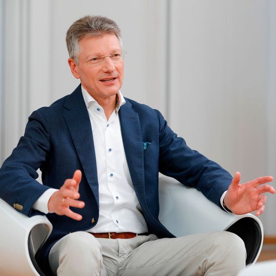 Continental-Vorstandschef Elmar Degenhart sieht die Automobilbranche in einer extrem schwierigen Situation und befürchtet viele Pleiten. Continental-Vorstandschef Elmar Degenhart sieht die Automobilbranche in einer extrem schwierigen Situation und befürchtet viele Pleiten.