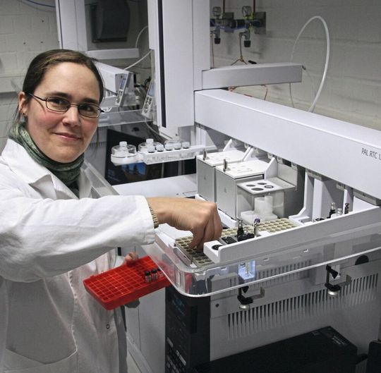 Dr. Meina Neumann-Schaal, Nachwuchsgruppen-Leiterin Bakterielle Metabolomik am am Leibniz-Institut DSMZ, führte die Untersuchungen mit ihrem Team durch. Dr. Meina Neumann-Schaal, Nachwuchsgruppen-Leiterin Bakterielle Metabolomik am am Leibniz-Institut DSMZ, führte die Untersuchungen mit ihrem Team durch.