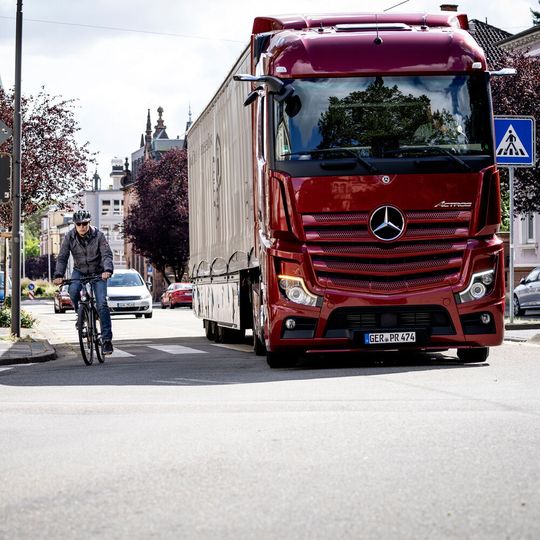 Den aktuellen Actros gibt es serienmäßig optional mit Spiegelersatzsystem und Abbiegeassistent. Den aktuellen Actros gibt es serienmäßig optional mit Spiegelersatzsystem und Abbiegeassistent.