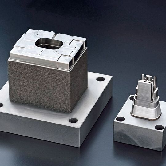 Einfach und effizient: hybrid generativ und subtraktiv auf einem Bearbeitungszentrum gefertigte Spritzgiessform mit optimierten Kühlkanälen und nur aus zwei Einzelteilen bestehend. Einfach und effizient: hybrid generativ und subtraktiv auf einem Bearbeitungszentrum gefertigte Spritzgiessform mit optimierten Kühlkanälen und nur aus zwei Einzelteilen bestehend.