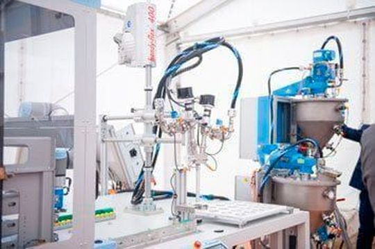 Die Dosiersysteme von Viscotec, hier ein Anwendungsbeispiel mit Roboterführung, erlauben die hochpräzise Applikation von 1- und 2-Komponenten-Wärmeleitpasten, wie sie für Batteriezellen benötigt werden. Die Dosiersysteme von Viscotec, hier ein Anwendungsbeispiel mit Roboterführung, erlauben die hochpräzise Applikation von 1- und 2-Komponenten-Wärmeleitpasten, wie sie für Batteriezellen benötigt werden.