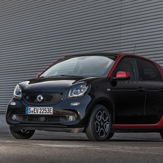 25.258 Exemplare des Smart Fortwo und Forfour müssen hierzulande für ein Softwareupdate des Notbremsassistenten in die Werkstatt. 25.258 Exemplare des Smart Fortwo und Forfour müssen hierzulande für ein Softwareupdate des Notbremsassistenten in die Werkstatt.
