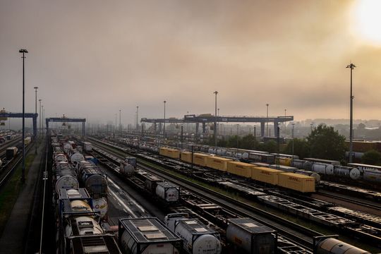 Seit Anfang Mai 2020 setzt DHL zwei neue Ganzzüge zwischen Deutschland und China ein. Seit Anfang Mai 2020 setzt DHL zwei neue Ganzzüge zwischen Deutschland und China ein.