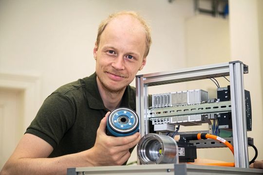 Philipp Eisele mit einem Kunststoffmodell (Maßstab 1:1) sowie mit dem Original-Stahlgehäuse von „Smart Gear“, im Prüfstand platziert: Noch in diesem Jahr soll die Vorserienproduktion anlaufen. Philipp Eisele mit einem Kunststoffmodell (Maßstab 1:1) sowie mit dem Original-Stahlgehäuse von „Smart Gear“, im Prüfstand platziert: Noch in diesem Jahr soll die Vorserienproduktion anlaufen.