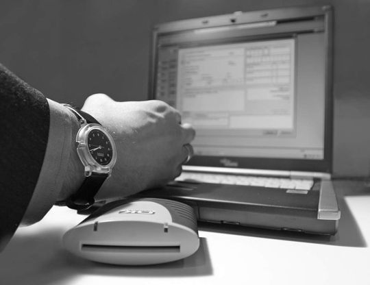 Henne-Ei-Problematik: Der Erwerb einer Chipkarte lohnt sich für den Bürger nur, wenn eine entsprechende Anzahl von Anwendungen zur Verfügung steht (Quelle: Siemens Business Services) Henne-Ei-Problematik: Der Erwerb einer Chipkarte lohnt sich für den Bürger nur, wenn eine entsprechende Anzahl von Anwendungen zur Verfügung steht (Quelle: Siemens Business Services)