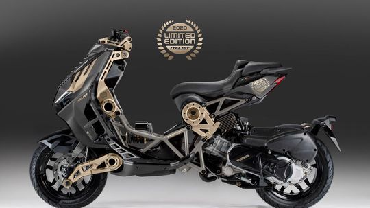 Die in Magnesium-Gold lackierten Aluteile betonen die fahrwerkstechnischen Besonderheiten des Dragster. Die in Magnesium-Gold lackierten Aluteile betonen die fahrwerkstechnischen Besonderheiten des Dragster.